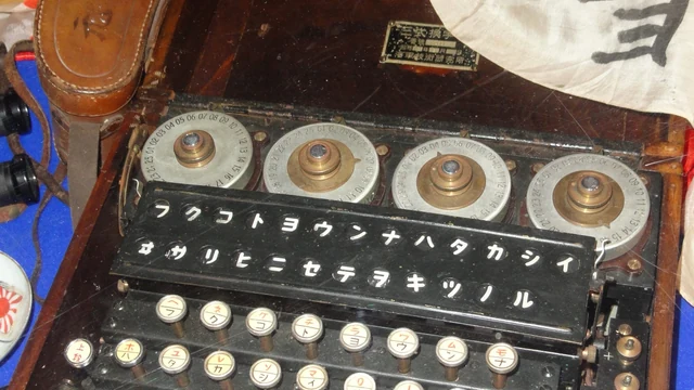 Japon yapımı rotorlu bir şifreleme makinesinin yakın çekimi; dört rotor tekerleği ve katakana harfli tuşları görünüyor.